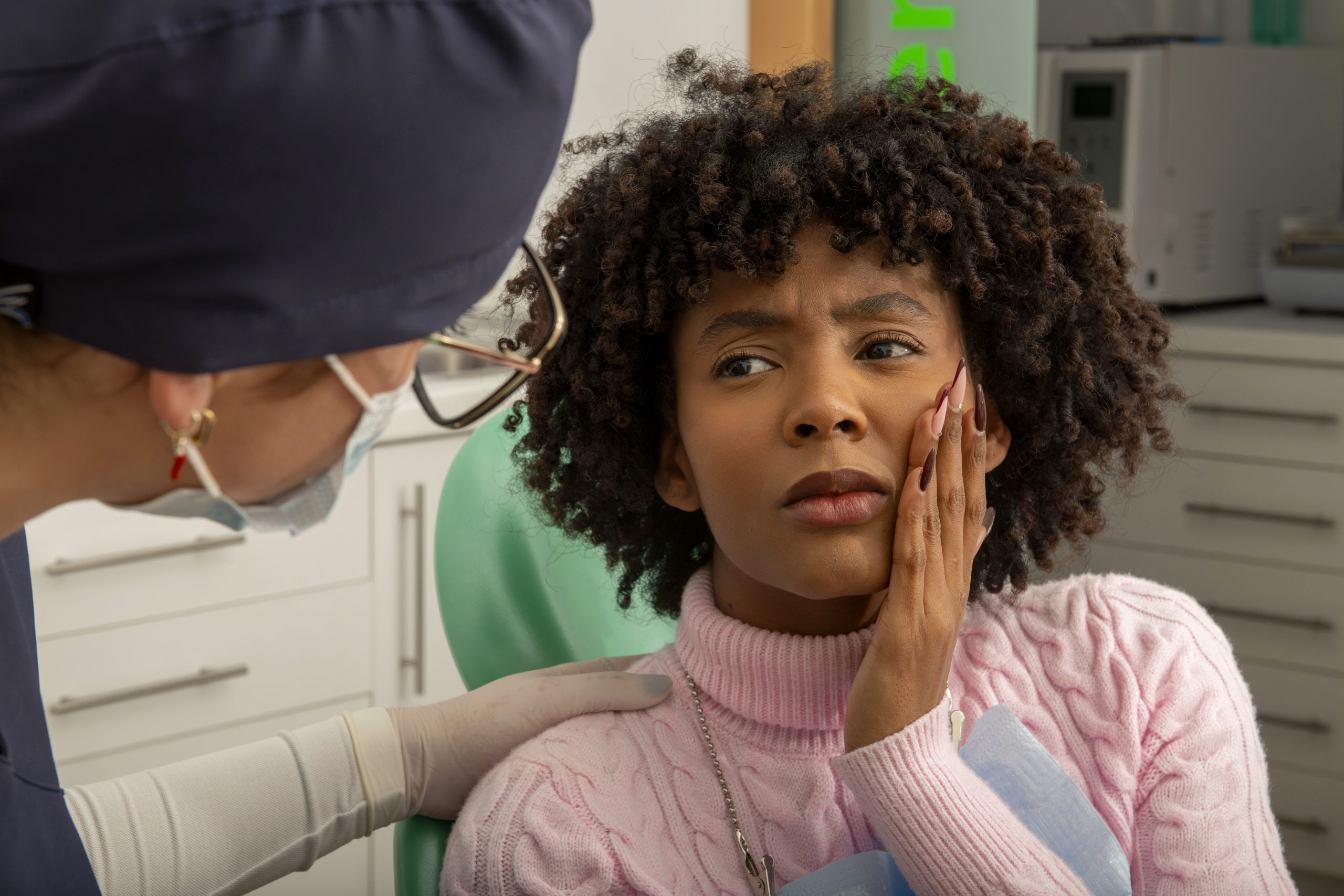 patient complaining of toothache to dentist in den 2026 03 25 23 34 07 utc scaled